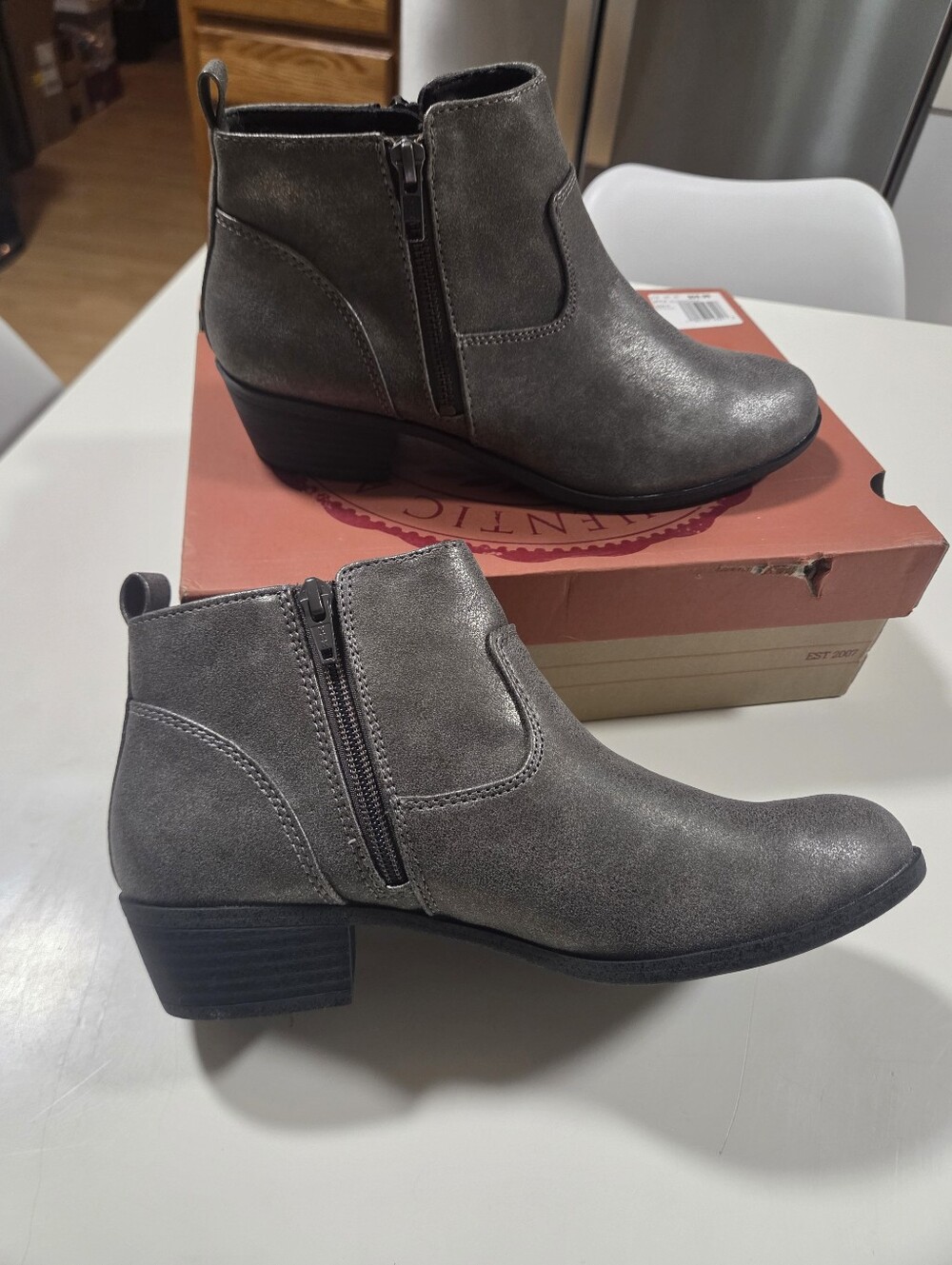 NEW 8.5 SO Metallic Grey Low Heel Ankle Booties with Side Zip In Box Y2k 2010s
